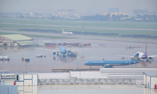 Thời tiết biến động ở 2 sân bay căn cứ chính là Nội Bài và Tân Sơn Nhất gây chậm dây chuyền-là lý do chủ yếu cho nguyên nhân 