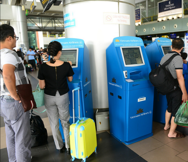 Làm thủ tục trực tuyến hoặc thông qua máy tự động (Kiosk) giúp tiết kiệm đáng kể thời gian và công sức của hành khách.