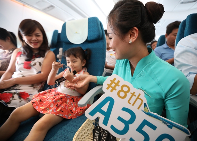 Các hành khách “nhí” thích thú với món quà tặng dễ thương từ Vietnam Airlines và Airbus.