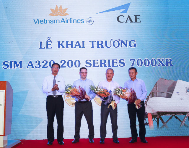 Phó Cục trưởng Cục Hàng không Việt Nam Võ Huy Cường và lãnh đạo VNA, CAE tại lễ khai trương