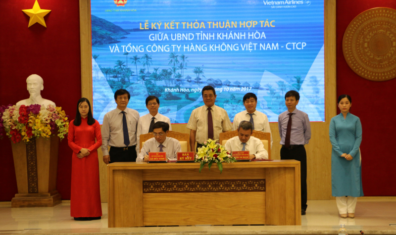 , Vietnam Airlines sẽ nghiên cứu tăng tần suất chuyến bay và mở đường bay nội địa, quốc tế mới đến tỉnh Khánh Hòa trên cơ sở nhu cầu thị trường