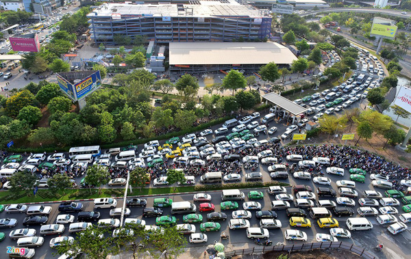 Giao thông tiếp cận sân bay Tân Sơn Nhất hiện đang duy trì đồng mức và lẫn với luồng phương tiện không vào sân bay