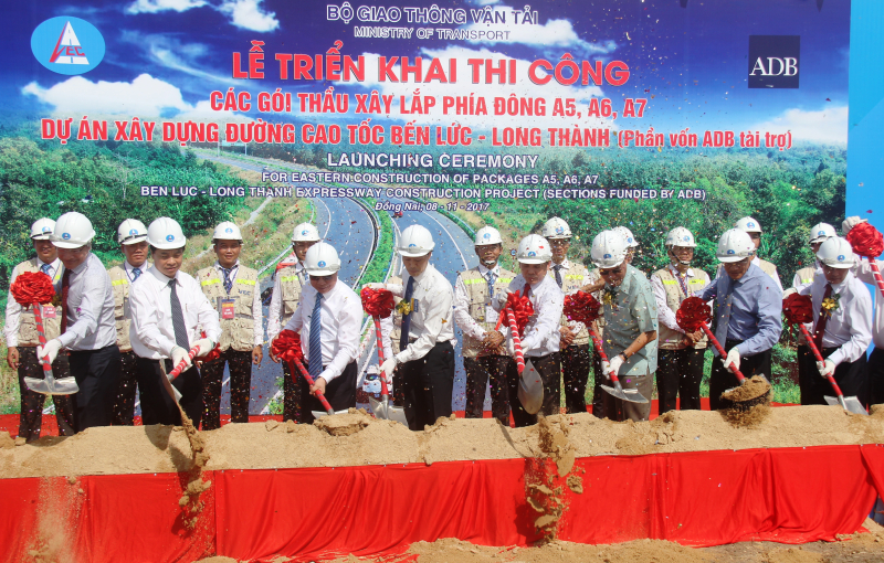 Bộ trưởng Bộ GTVT Nguyễn Văn Thể, Chủ tịch UBND Đồng Nai Đinh Quốc Thái và các đại biểu tại lễ triển khai 3 gói thầu thuộc Dự án cao tốc Bến Lức - Long Thành