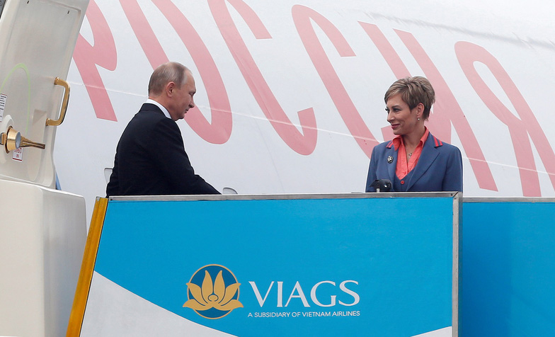 Thiết bị của VIAGS - thành viên Vietnam Airlines - phục vụ chuyên cơ của Tổng thống Liên bang Nga V. Putin đáp xuống sân bay Đà Nẵng dịp APEC - Ảnh: Reuters
