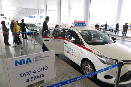 Xe đón khách tại Ga đến quốc tế sân bay Nội Bài