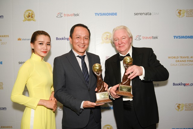  Ông Lê Hồng Hà - Phó Tổng giám đốc Vietnam Airlines - đại diện Vietnam Airlines nhận giải thưởng của World Travel Awards
