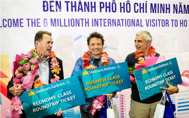 Các hành khách đặc biệt được Vietnam Airlines trao tặng vé miễn cước khứ hồi hành trình Melbourne (Úc) - Tp.Hồ Chí Minh