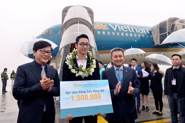 Lãnh đạo Vietnam Airlines tặng hoa chúc mừng hội viên chương trình Bông Sen Vàng thứ 1,5 triệu của hãng