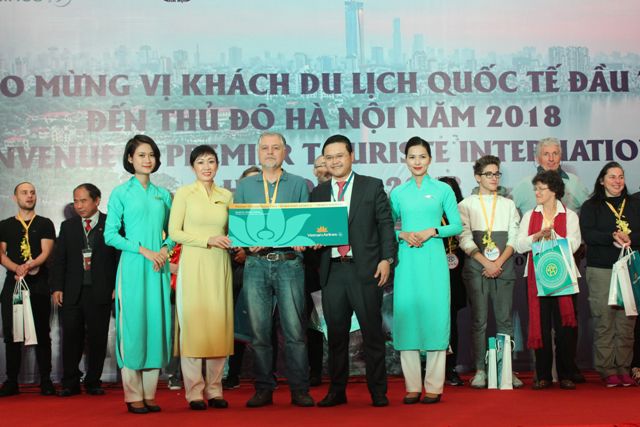 Ông Nguyễn Sỹ Thanh – Phó Giám đốc Vietnam Airlines Chi nhánh miền Bắc trao quà tặng cho ông Lebreton Didier trong sự kiện tại Hà Nội.