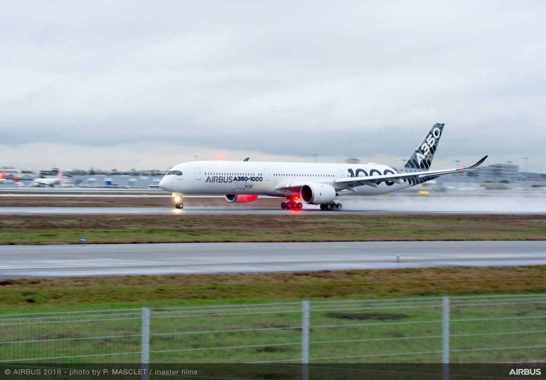 Máy bay thử nghiệm A350-1000 cất cánh tại sân bay Toulouse Blagnac, Pháp