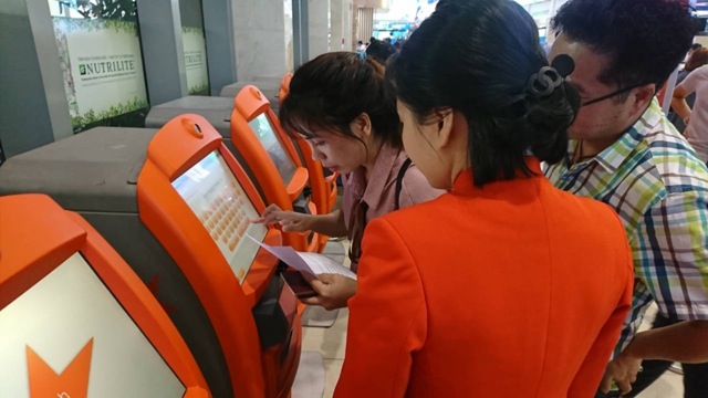 Hành khách đi bay bay của Jetstar Pacific chỉ cần thực hiện 3 bước đơn giản tại máy tự động Kiosk Checkin, bao gồm nhập mã đặt chỗ, kiểm tra thông tin chuyến bay, in thẻ lên máy bay và đến thẳng cửa kiểm tra an ninh