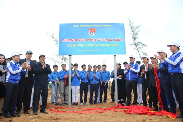 Ông Phạm Minh Chính (thứ ba từ trái sang) – Ủy viên Bộ Chính trị, Bí thư Trung ương Đảng, Trưởng Ban Tổ chức Trung ương cùng hơn 2.000 thanh niên chung tay vun trồng rừng phi lao chắn sóng tại Quảng Ninh.