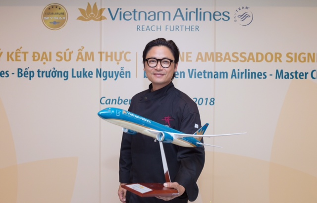  Luke Nguyễn chính thức trở thành Đại sứ Ẩm thực Toàn cầu đầu tiên của Vietnam Airlines.
