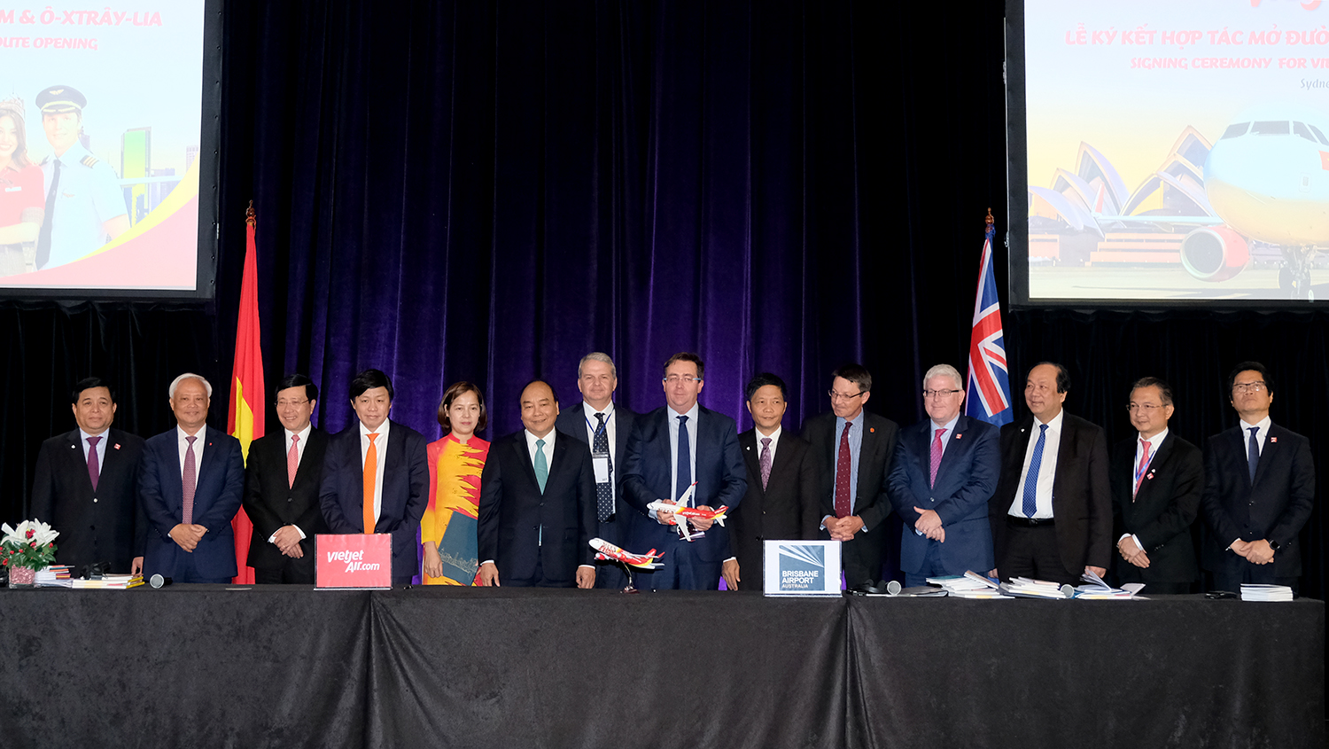 Thủ tướng Chính phủ Nguyễn Xuân Phúc và lãnh đạo cấp cao của Việt Nam và Australia chứng kiến sự kiện công bố thoả thuận hợp tác mở đường bay thẳng Tp.HCM – Tp.Brisbane tại Diễn đàn doanh nghiệp Việt Nam – Australia tại Tp. Sydney.