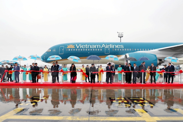 Tổng bí thư Nguyễn Phú Trọng hiện diện và cắt băng chào đón máy bay Airbus A350 thứ 11 của Vietnam Airlines