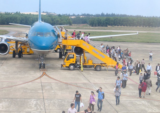 Hành khách trên chuyến bay Vietnam Airlines đáp xuống sân bay Đồng Hới