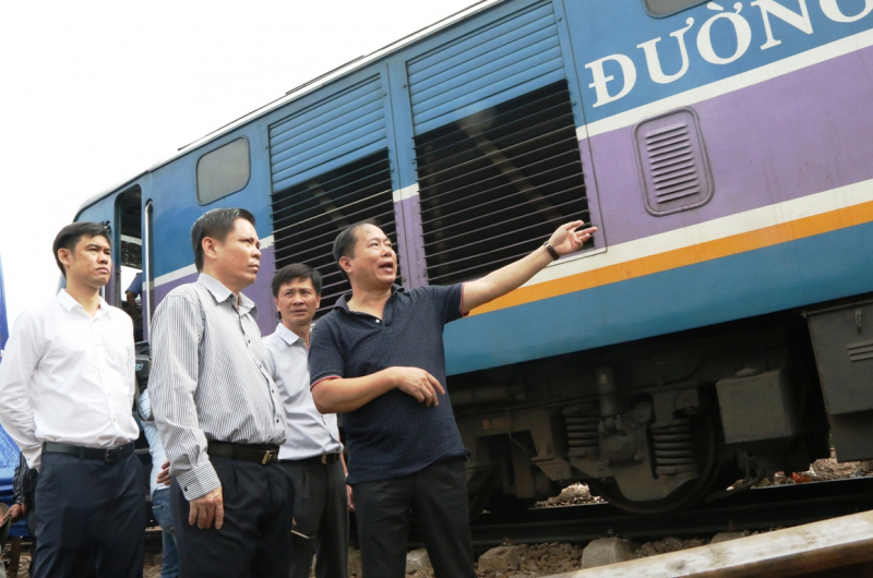 Bộ trưởng Nguyễn Văn Thể cùng lãnh đạo ngành Đường sắt kiểm tra hiện trường xảy ra vụ tai nạn hai tàu hàng 2469 và tàu ASY2 tông nhau chiều 26/5 và công tác cứu hộ, khắc phục sự cố tại ga Núi Thành, Quảng Nam.