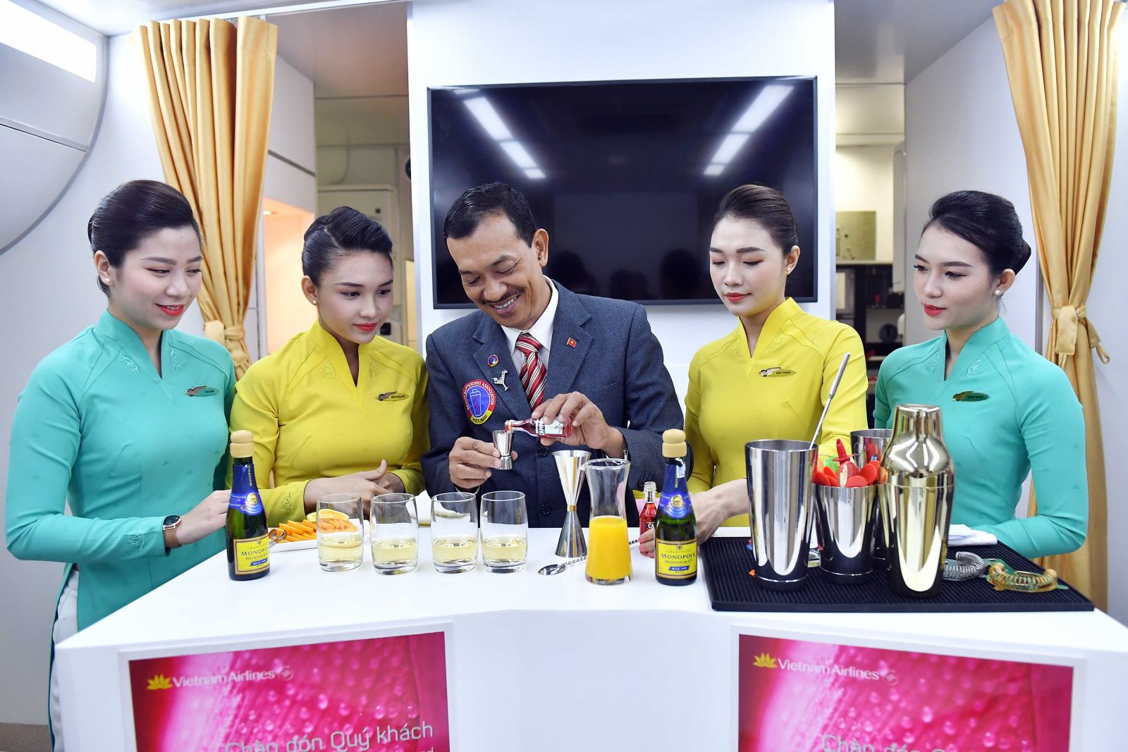Ông Võ Tấn Sĩ hướng dẫn các tiếp viên pha chế các loại cocktail mới.