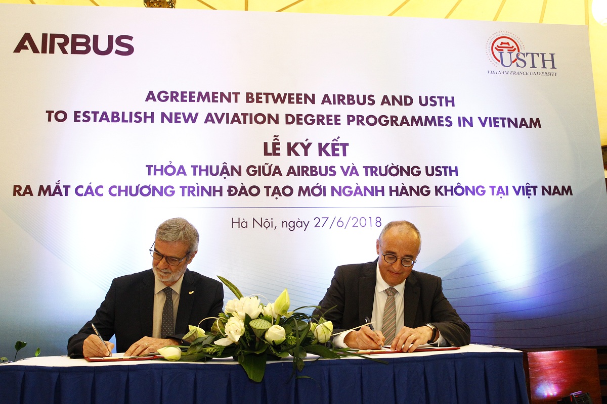 Ông Patrick Boiron, Hiệu trưởng trường ĐH KH&CN Hà nội và Ông Francois de Bortoli,  Giám đốc Bộ Phận Hợp tác Quốc tế của Airbus ký thỏa thuận hợp tác
