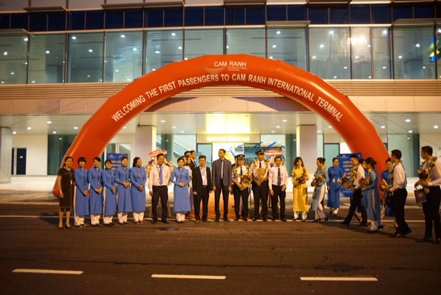 Chào đón các hành khách quốc tế đầu tiên đến Nhà ga T2 Cảng hàng không quốc tế Cam Ranh