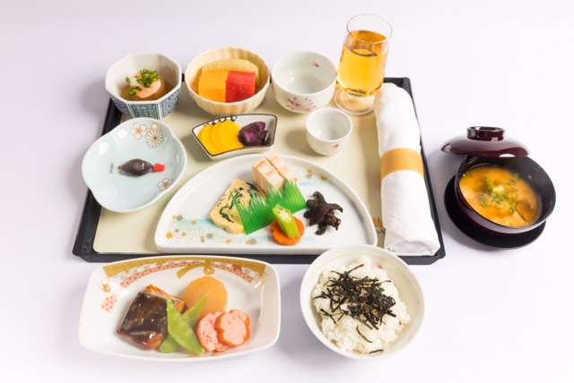 Bộ dụng cụ suất ăn Nhật chia rõ thành ba phần theo đúng thứ tự cách dùng bữa của người Nhật với khay đồ ăn khai vị, đồ ăn chính và đồ tráng miệng.