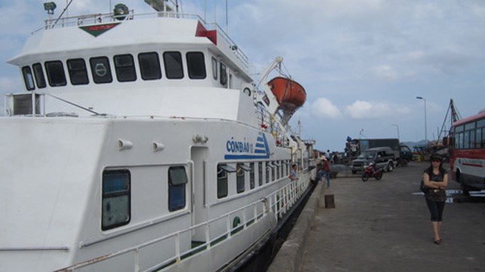 Một tàu cao tốc cập cảng Bến Đầm - Côn Đảo