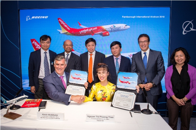 Bà Nguyễn Thị Phương Thảo, Tổng giám đốc Vietjet và ông Kevin McAllister, Chủ tịch kiêm Tổng giám đốc Tập đoàn Boeing ký kết Hợp đồng quan trọng.