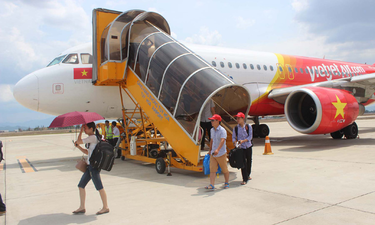 Vietjet là hãng hàng không đang khai thác các đường bay đi/đến cảng hàng không Tuy Hòa