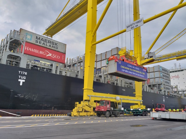 Chuyến tàu đầu tiên vào làm hàng tại bến cảng mới Tiên Sa