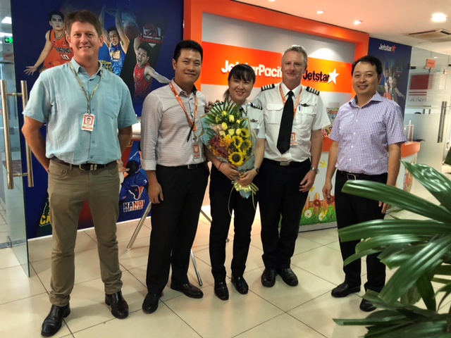 Nữ phi công Lê Thị Bích Hồng nhận quyết định trở thành cơ trưởng A320 đầu tiên tại Việt Nam