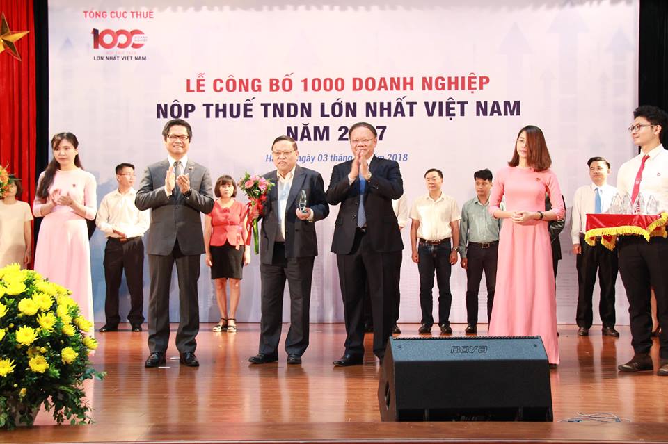 Ông Nguyễn Đức Tâm - Phó TGĐ Vietjet nhận kỷ niệm chương top 100 doanh nghiệp nộp thuế lớn nhất Việt Nam năm 2017