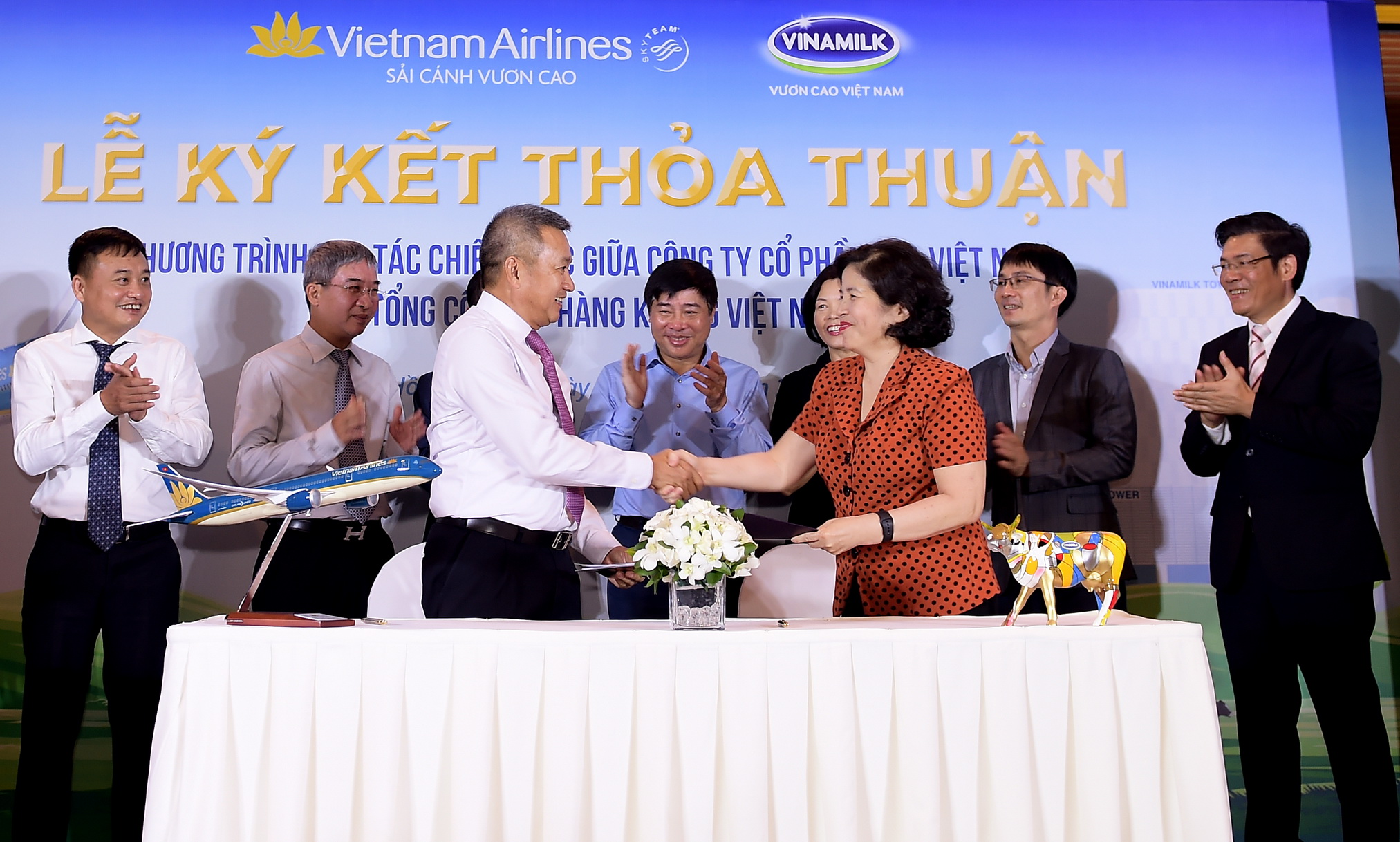 Ông Dương Trí Thành - Tổng Giám đốc Vietnam Airlines (trái) và bà Mai Kiều Liên - Tổng Giám đốc Vinamilk (phải) trao thỏa thuận hợp tác chiến lược.