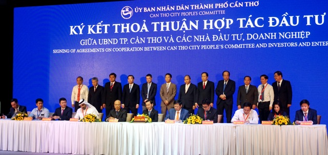 Ông Nguyễn Thanh Hùng, Phó Chủ tịch HĐQT Vietjet (đứng thứ 6 từ trái sang) nhận kỷ niệm chương của UBND tỉnh Cần Thơ