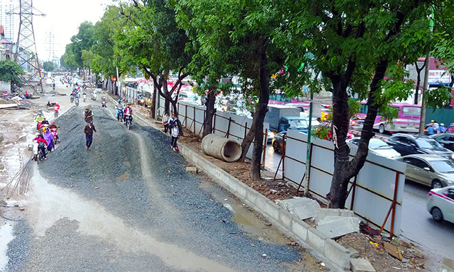 Thi công mở rộng mặt đường Phạm Văn Đồng, đoạn qua trụ sở Bộ Công an