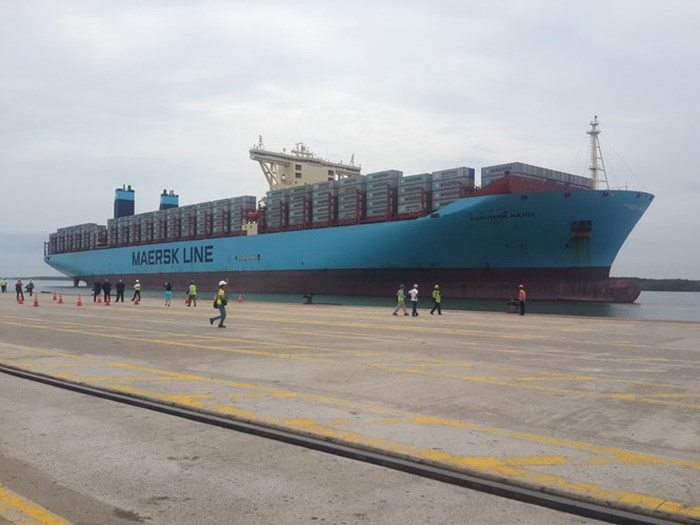 Siêu tàu container Margrethe Maersk trọng tải 194.000 tấn với sức chở 18.300 TEU đã cập bến thành công tại Cảng quốc tế Cái Mép (CMIT). Tuy nhiên, để vào được cảng, tàu đã phải giảm tải, đạt khoảng 40% - 50% sức chở của tàu.