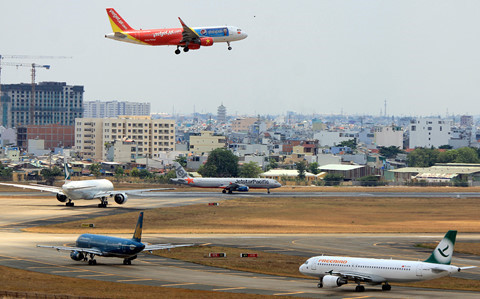 Cục Hàng không Việt Nam được Bộ Giao thông vận tải yêu cầu phải theo dõi, giám sát việc thực hiện khung giá dịch vụ vận chuyển hàng không của các hãng hàng không theo quy định của pháp luật; phát hiện và xử lý kịp thời các trường hợp không tuân thủ quy định.
