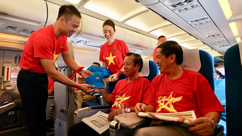 Các cổ động viên Việt Nam trên chuyến bay của Vietnam Airlines sang Indonesia.