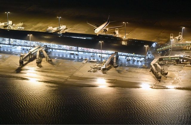 Sân bay quốc tế Kansai - Osaka bị ngập nặng do bão Jebi. (Ảnh: Internet)