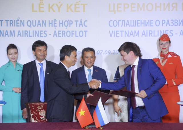 Ông Trịnh Ngọc Thành - Phó Tổng giám đốc Vietnam Airlines (trái) và Ông Andrey Chikhanchin - Phó Tổng giám đốc Aeroflot (phải) ký và trao Thỏa thuận phát triển quan hệ hợp tác giữa hai hãng. 
