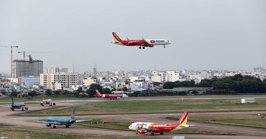 Tàu bay xếp hàng chờ đến lượt cất cánh là cảnh thường thấy tại sân bay Tân Sơn Nhất.