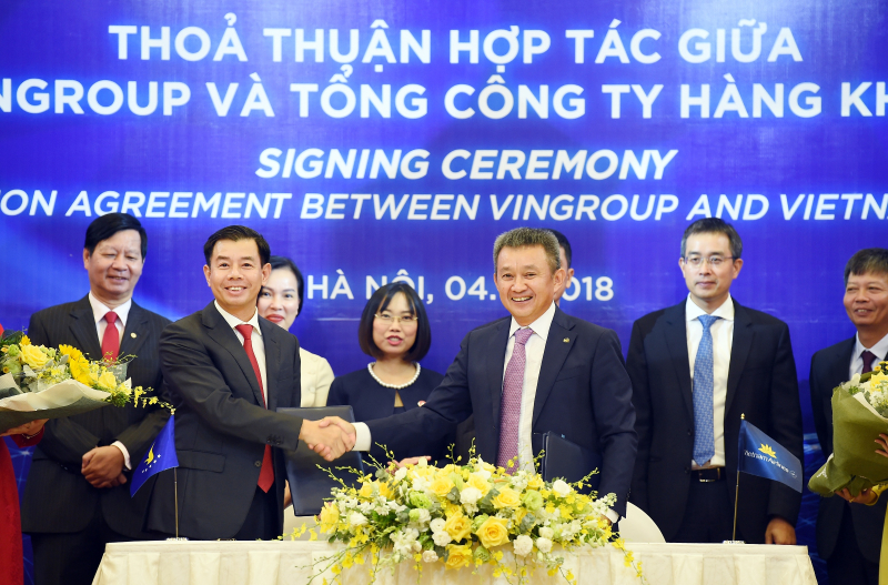 Ông Dương Trí Thành, TGĐ Vietnam Airlines và ông Nguyễn Việt Quang, Phó Chủ tịch kiêm TGĐ Tập đoàn Vingroup ký kết và trao đổi thỏa thuận hợp tác dưới sự chứng kiến của các đại diện lãnh đạo hai bên.