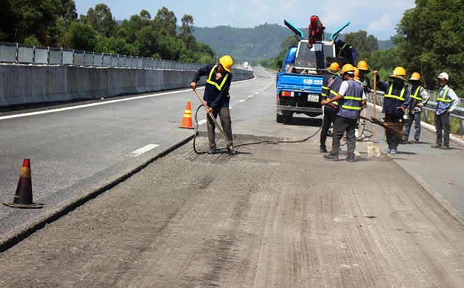 VEC sẽ hoàn thành việc sửa chữa các hư hỏng trên mặt đường cao tốc Đà Nẵng - Quảng Ngãi vào ngày mai (17/10).