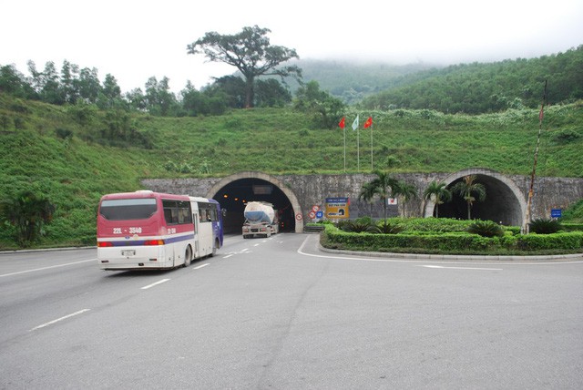 Hầm đường bộ qua đèo Hải Vân
