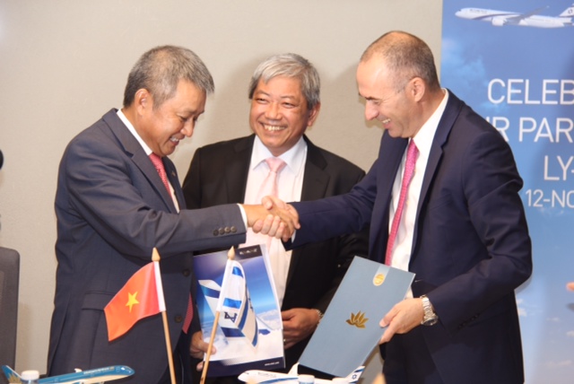Ông Dương Trí Thành, Tổng giám đốc Vietnam Airlines và Ông Gonen Usishkin, Tổng giám đốc El Al Israel Airlines trao thỏa thuận hợp tác dưới sự chứng kiến của Đại sứ Việt Nam tại Israel Cao Trần Quốc Hải
