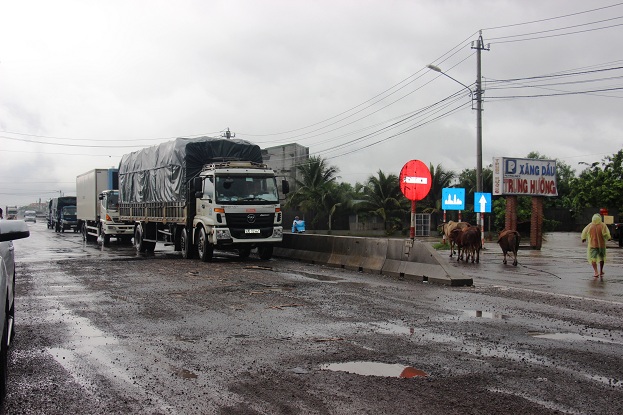 Nhiều đoạn Quốc lộ 1 qua Bình Định đã bị xuống cấp trầm trọng dù mới khai thác được 3 năm