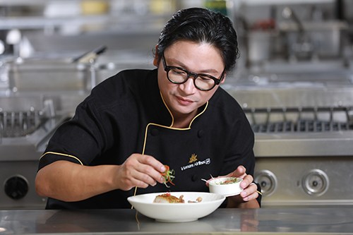  Vietnam Airlines luôn đẩy mạnh quảng bá văn hóa dân tộc thông qua con đường ẩm thực hàng không. Tháng 3/2018, hãng đã lựa chọn bếp trưởng người Australia gốc Việt Luke Nguyễn là Đại sứ Ẩm thực toàn cầu