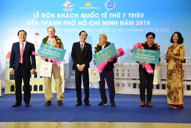 Lãnh đạo Sở Du lịch TP. HCM và và đại diện Vietnam Airlines chúc mừng, tặng quà cho 3 hành khách đặc biệt.