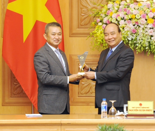 Ông Dương Trí Thành – Tổng Giám đốc Vietnam Airlines tặng quà lưu niệm của Hội đồng Thương hiệu Quốc gia tới Thủ tướng Chính phủ Nguyễn Xuân Phúc