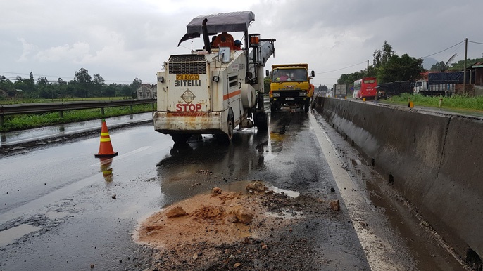 Một đoạn Quốc lộ 1 qua Phú Yên bị hư hỏng nhưng chậm sửa chữa.