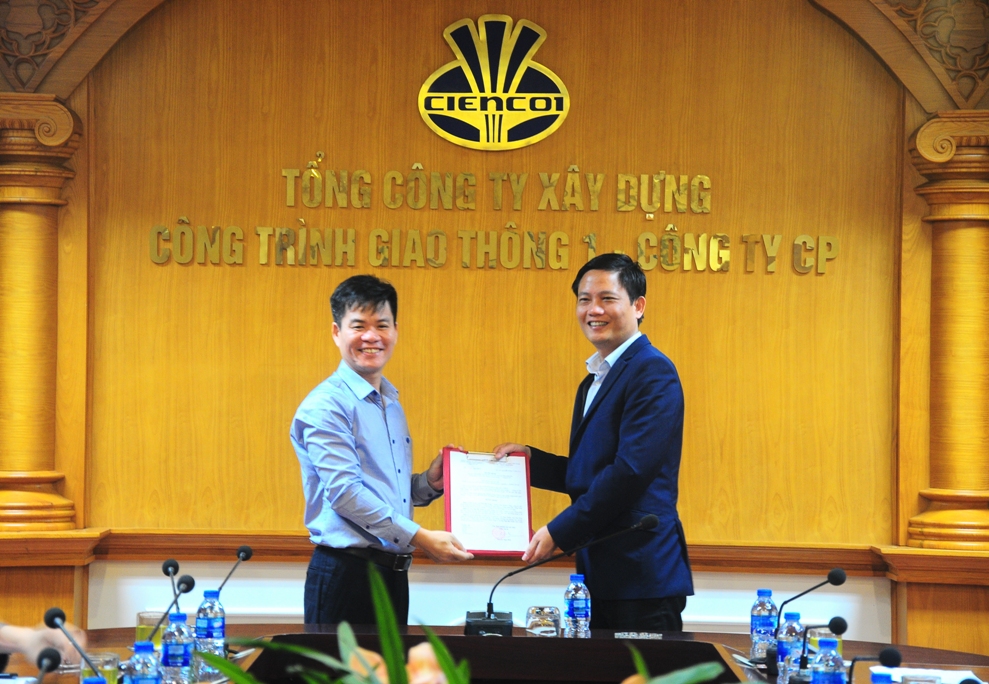 Chủ tịch HĐQT Nguyễn Ngọc Hòa trao quyết định bổ nhiệm Tổng giám đốc cho ông Ngô Bá Toản